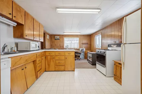Kitchen - 412 Warren St, Aurora, IA 50607 photo 1 of 3