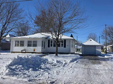 307 6th Ave NE, Independence, IA 50644