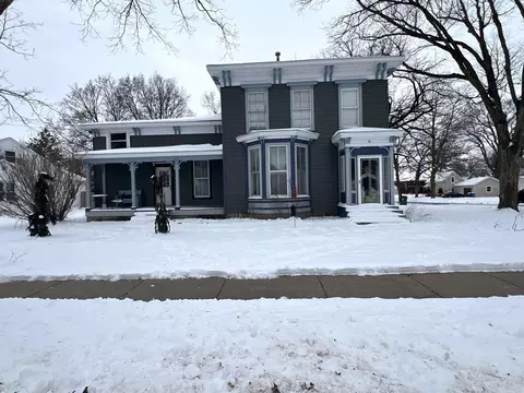 300 Kelly St, Charles City, IA 50616