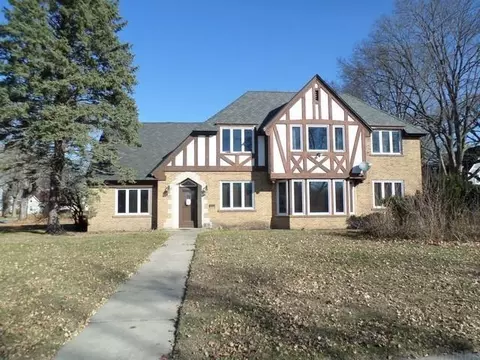 301 Riverside Dr, Charles City, IA 50616