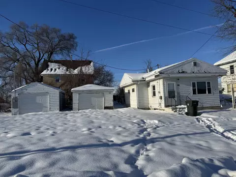 340 W 13th St, Waterloo, IA 50702