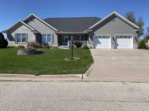 907 Blaine St, Dysart, IA 52224