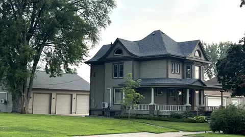 306 E Prospect St, New Hampton, IA 50659