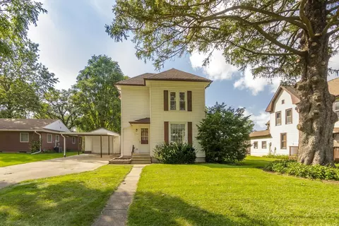 713 Locust St, La Porte City, IA 50651