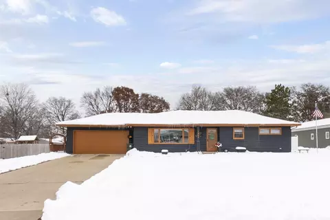 1902 Primrose Dr, Cedar Falls, IA 50613