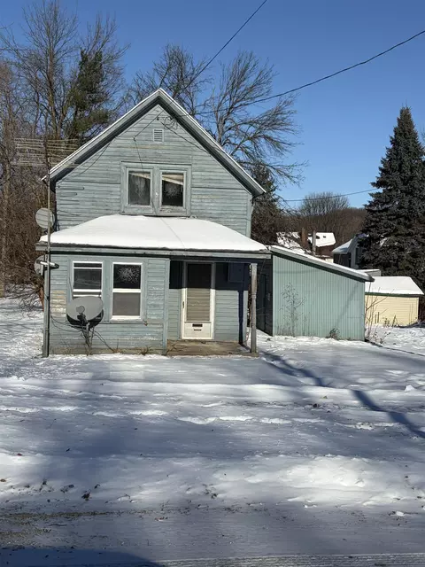 411 E Clark St, Fayette, IA 52142