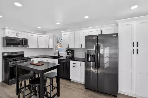 Kitchen - 943 Progress Ave, Waterloo, IA 50701 photo 2 of 4