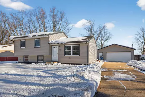 Exterior - 943 Progress Ave, Waterloo, IA 50701 photo 3 of 6