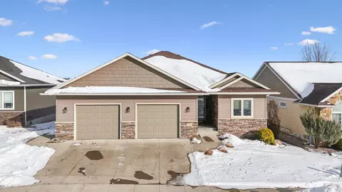 1513 Stone Ln, Waverly, IA 50677