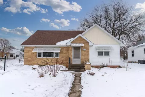 607 7th St, Wellsburg, IA 50680