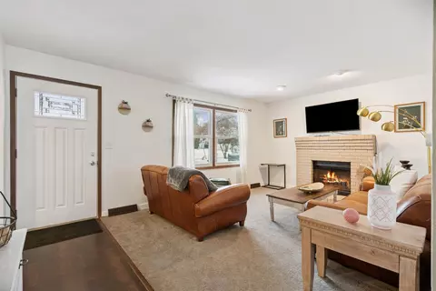 1051 Kaplan Dr, Waterloo, IA 50702