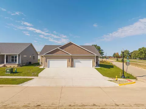1204 Rock Ridge Cir, Waverly, IA 50677