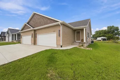 1202 Rock Ridge Cir, Waverly, IA 50677