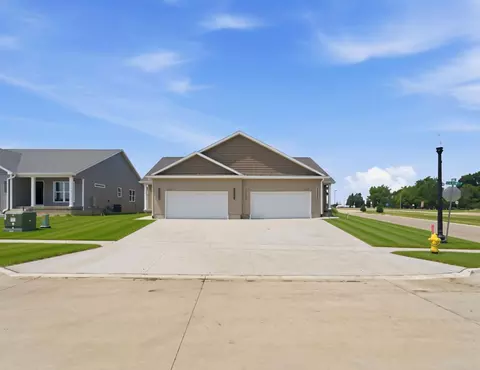 1202 Rock Ridge Cir, Waverly, IA 50677