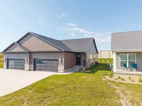 1214 Rock Ridge Cir, Waverly, IA 50677