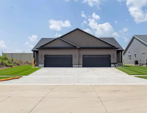 1214 Rock Ridge Cir, Waverly, IA 50677