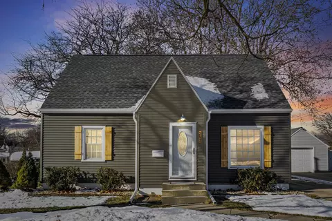 252 Derbyshire Rd, Waterloo, IA 50701