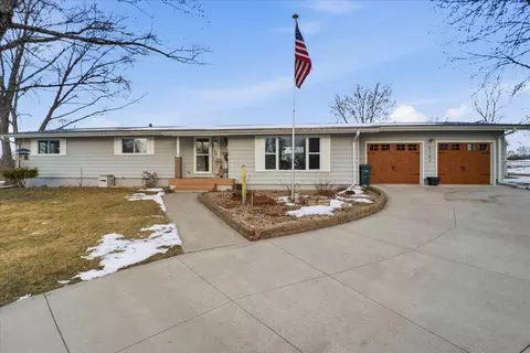 5702 Aster Ln, Waterloo, IA 50701