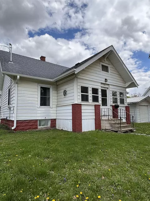 706 N Grand Ave, Charles City, IA 50616