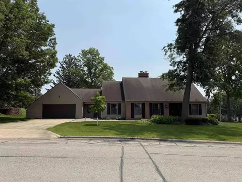 806 Ellis Dr, Charles City, IA 50616
