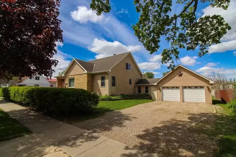 303 7th St, Grundy Center, IA 50638