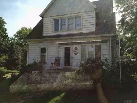 208 N 3rd St, Wallingford, IA 51365
