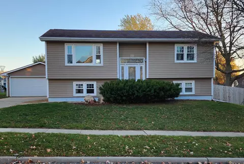 2304 Oxford Ln, Cedar Falls, IA 50613