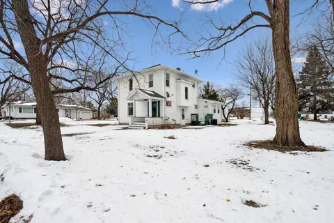 101 Gay St, Delhi, IA 52223