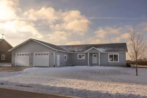 2398 Red Oak Rd, Decorah, IA 52101