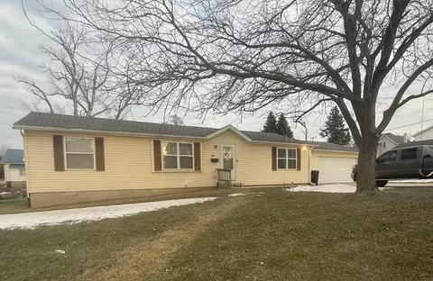 206 N Green St, Toledo, IA 52342