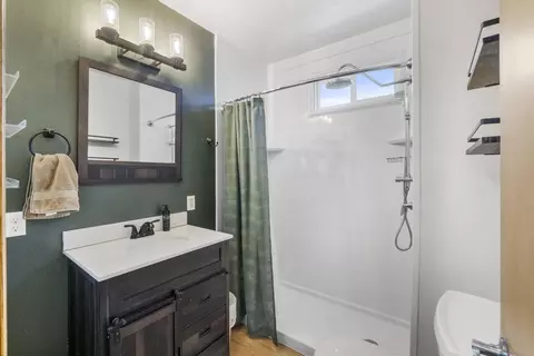 Bath - 105 Cornwall Ave, Waterloo, IA 50702 photo 1 of 2