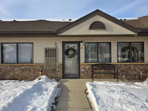 520 S 1st Ave #104, New Hampton, IA 50659