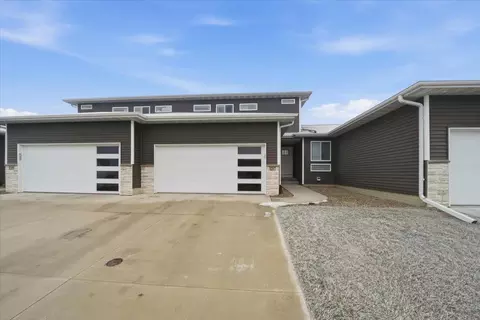 1217 N Loren Dr, Cedar Falls, IA 50613