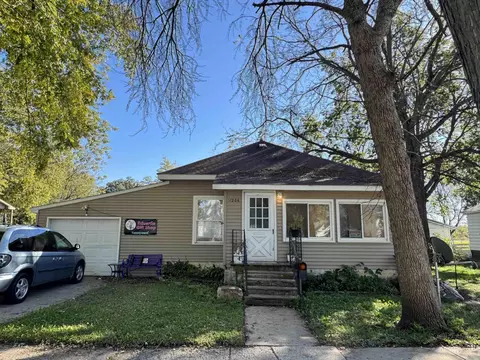 1206 D St, Charles City, IA 50616
