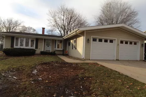 1103 Carriage Ln, Cedar Falls, IA 50613