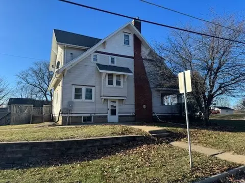 1233 Rainbow Dr, Cedar Falls, IA 50613