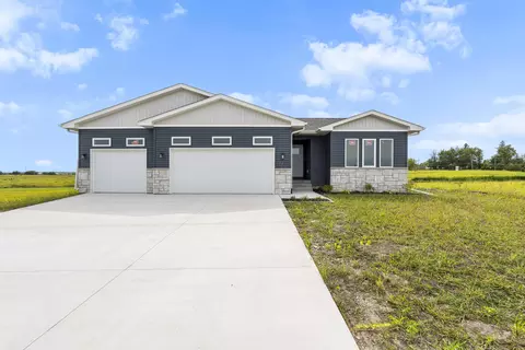 130 Moonlight Dr, Waterloo, IA 50701