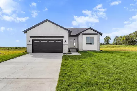 128 Paradise Blvd, Waterloo, IA 50701