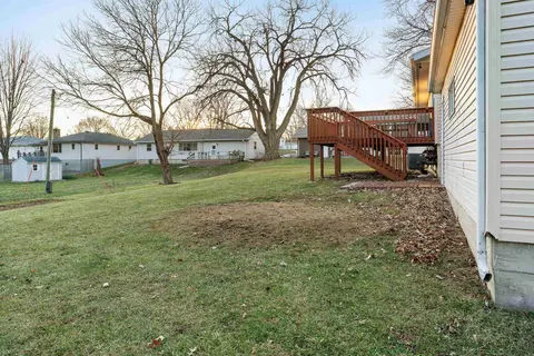 Exterior - 1002 E Ridgeway Ave, Waterloo, IA 50702 photo 7 of 8
