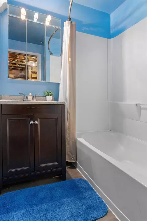 Bath - 1002 E Ridgeway Ave, Waterloo, IA 50702 photo 3 of 3