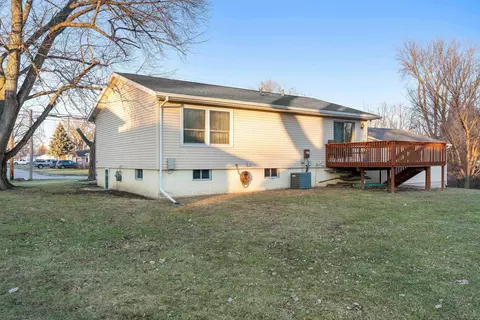 Exterior - 1002 E Ridgeway Ave, Waterloo, IA 50702 photo 4 of 8