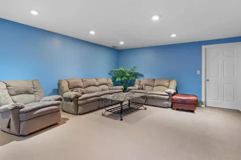 Living - 1002 E Ridgeway Ave, Waterloo, IA 50702 photo 3 of 4
