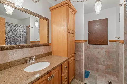 Bath - 1002 E Ridgeway Ave, Waterloo, IA 50702 photo 1 of 3