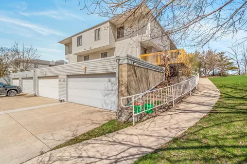 2220 Skyline Dr, Waterloo, IA 50701