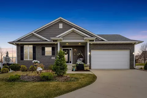 1021 Lake Ridge Dr, Cedar Falls, IA 50613