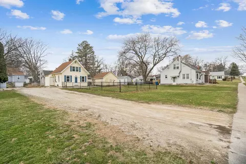 Exterior - 814 E Mitchell Ave, Waterloo, IA 50702 photo 3 of 6