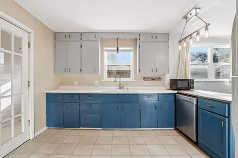Kitchen - 814 E Mitchell Ave, Waterloo, IA 50702 photo 1 of 2