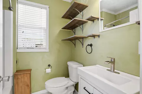 Bath - 814 E Mitchell Ave, Waterloo, IA 50702 photo 1 of 1