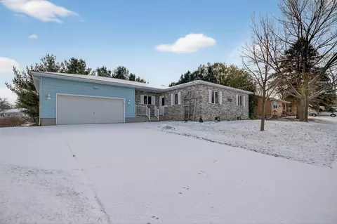 1508 Hickory Heights Dr, Waverly, IA 50677