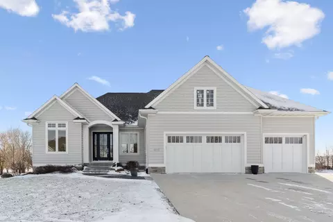 3120 Waterbury Dr, Cedar Falls, IA 50613